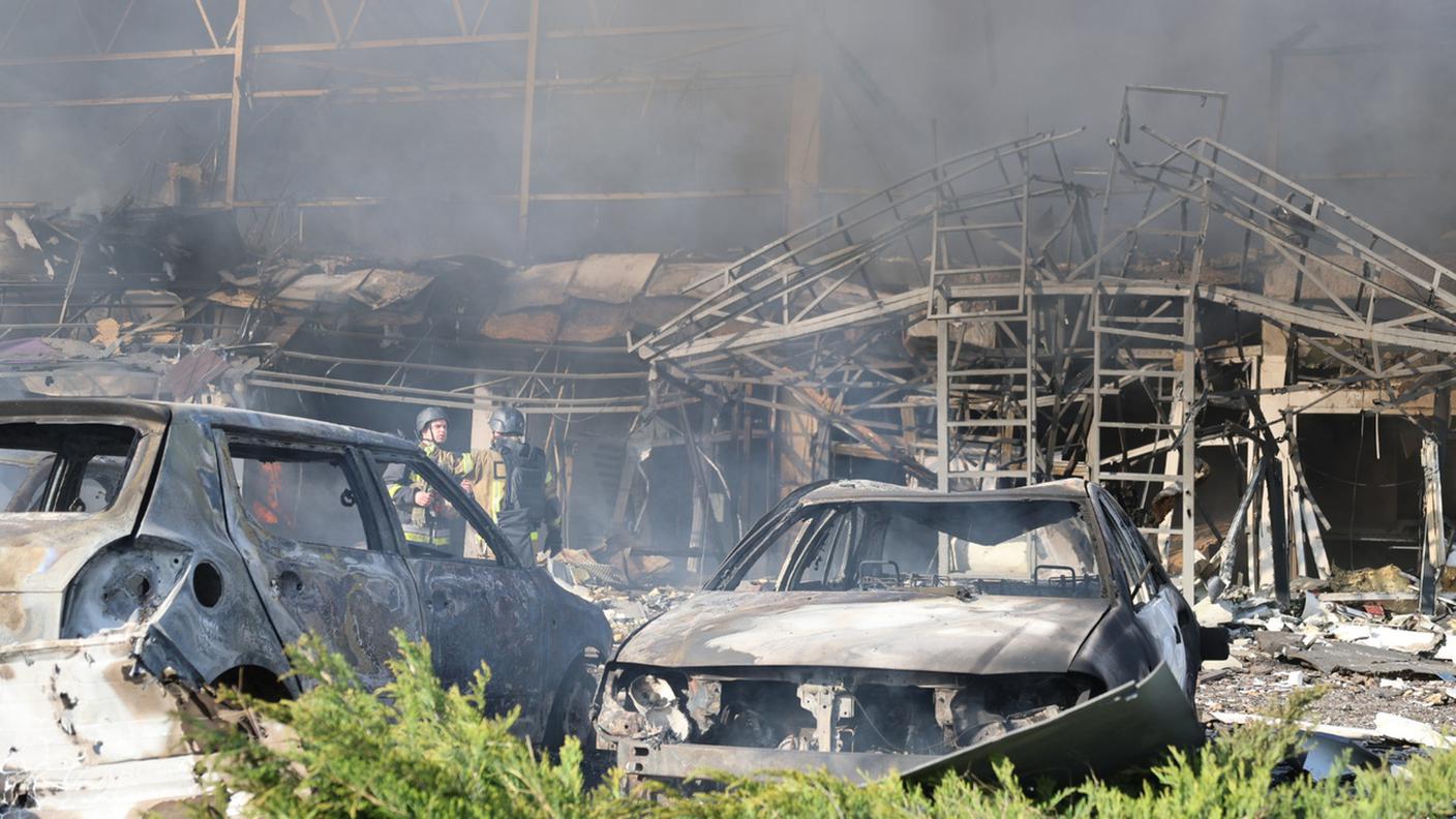 Un edificio bruciato dopo un attacco russo su Zaporizhia martedì
