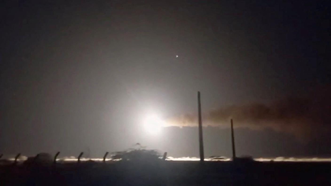 Una nave iraniana lancia un missile