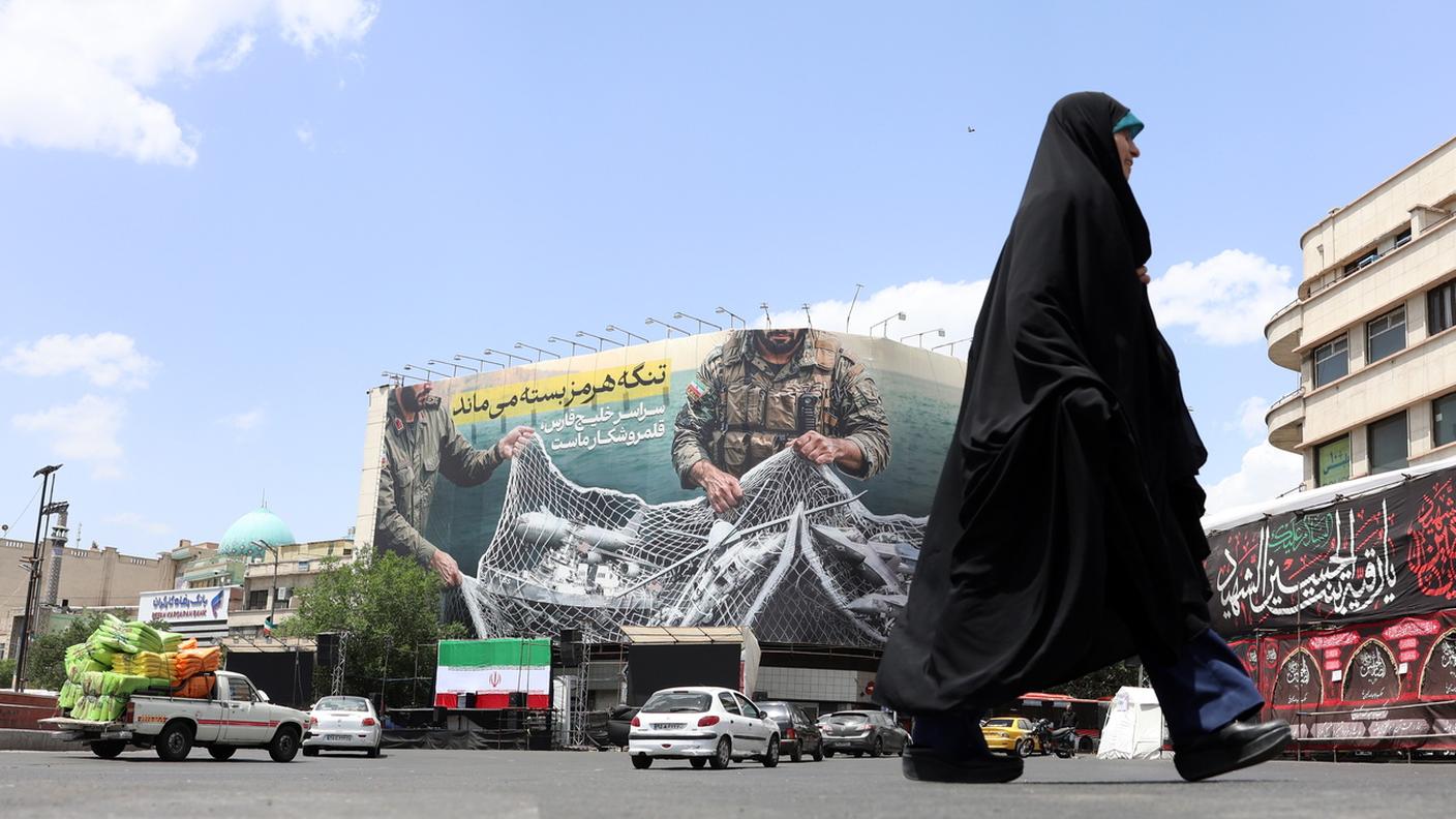 Un murale a Teheran rappresenta la "chiusura dello Stretto di Hormuz"