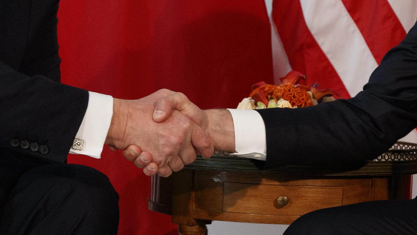 Donald Trump e Emmanuel Macron si stringono la mano durante un incontro - immagine d'archivio