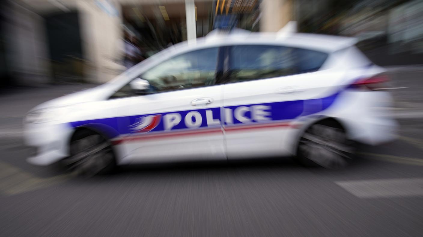 La polizia ha invitato tutta la popolazione, con un post su X, ad evitare la zona.