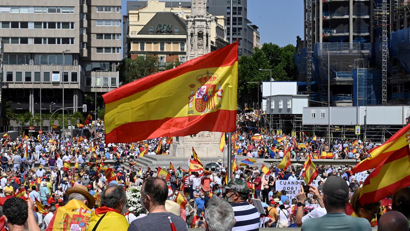 La protesta - convocata da una piattaforma civica - si tiene nella piazza di Cristoforo Colombo. Presenti i leader di destra e centrodestra