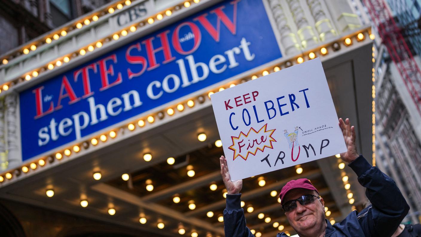 L'auspicio di un fan: "Tieni Colbert, licenzia Trump"