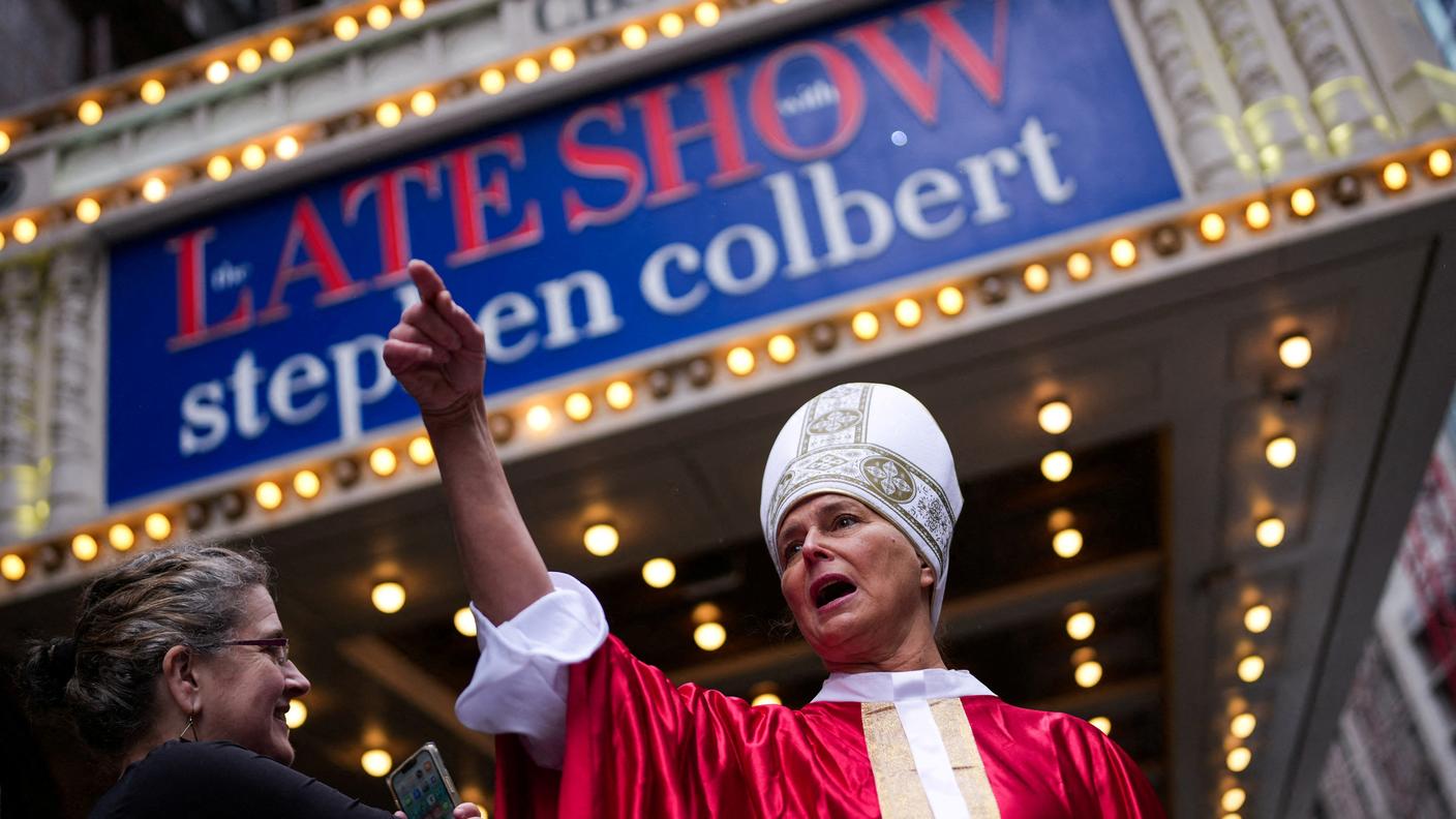 La benedizione di una fan all'estero dell'Ed Sullivan Theater di New York per l'ultima puntata dello show