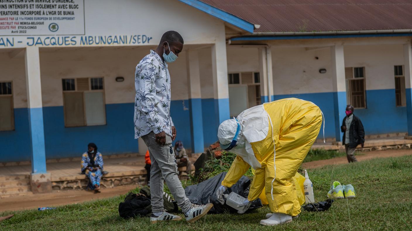Un operatore sanitario disinfetta una persona dopo il trasporto di un caso sospetto di Ebola all’ospedale generale di Bunia