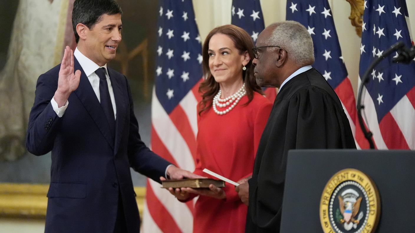 Kevin Warsh presta giuramento come nuovo presidente della Federal Reserve (Fed) davanti al giudice della Corte Suprema degli Stati Uniti Clarence Thomas