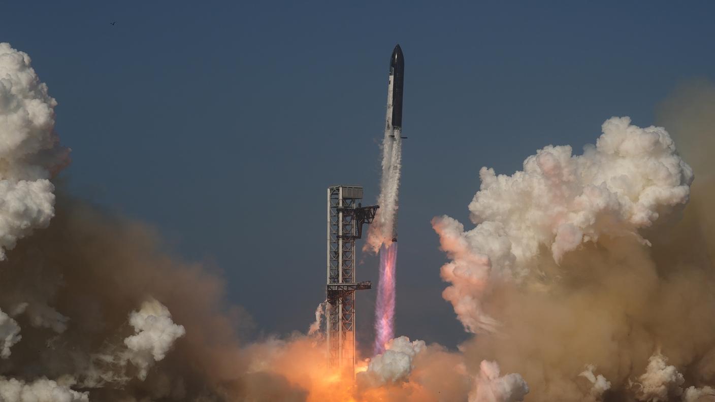 Il razzo Starship di SpaceX decolla durante un volo di prova da Starbase, in Texas