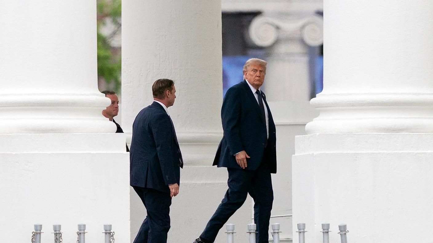 Donald Trump al suo arrivo alla Casa Bianca venerdì
