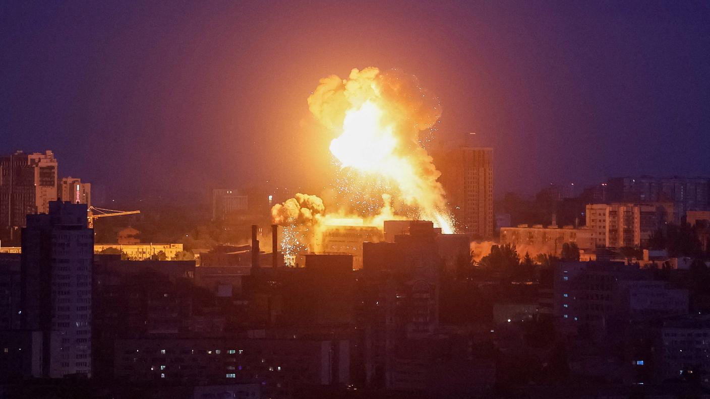 Un’esplosione illumina il cielo sopra la città durante un attacco russo con missili e droni