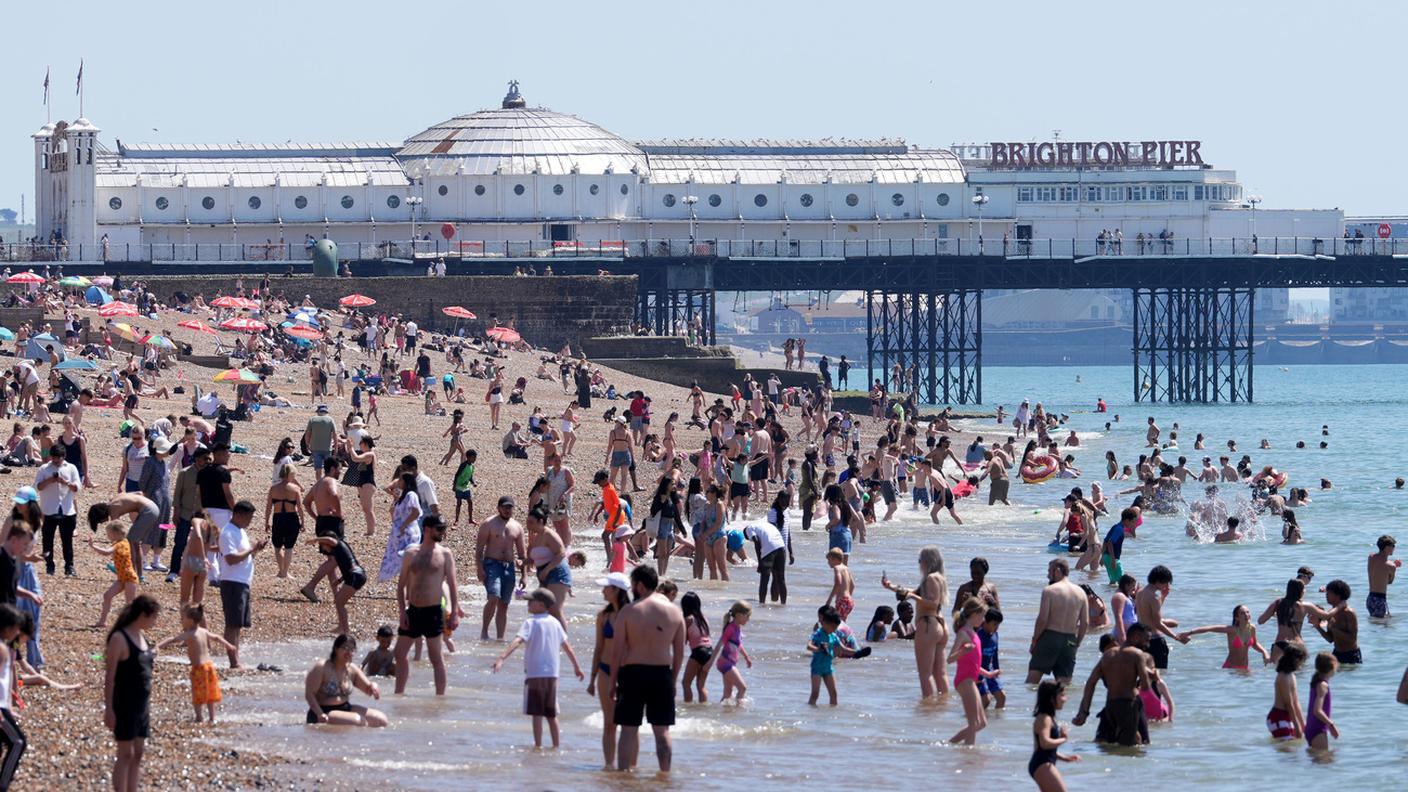 La spiaggia di Brighton, in Inghilterra, affollata durante il mese di maggio