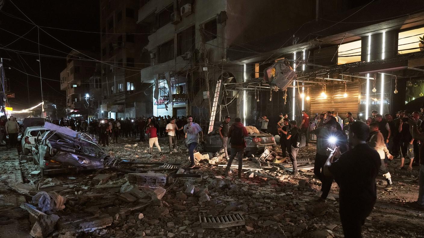 Palestinesi sul luogo dell'attacco aereo israeliano, Gaza City 26 maggio 2026