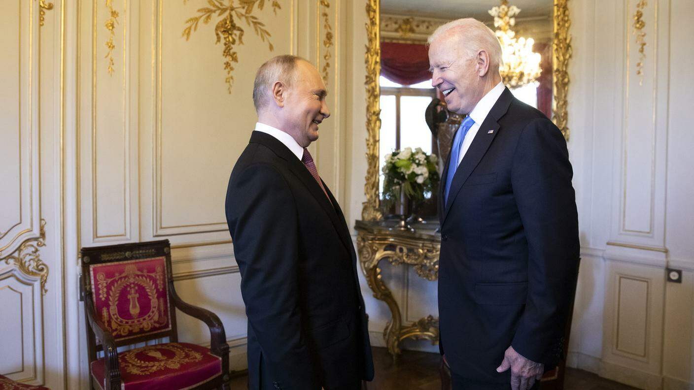 Vladimir Putin (s) e Joe Biden (d)