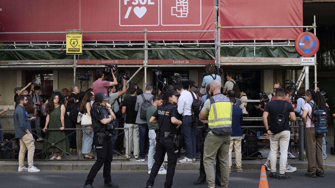 Giornalisti assiepati all'esterno della sede dal PSOE a Madrid