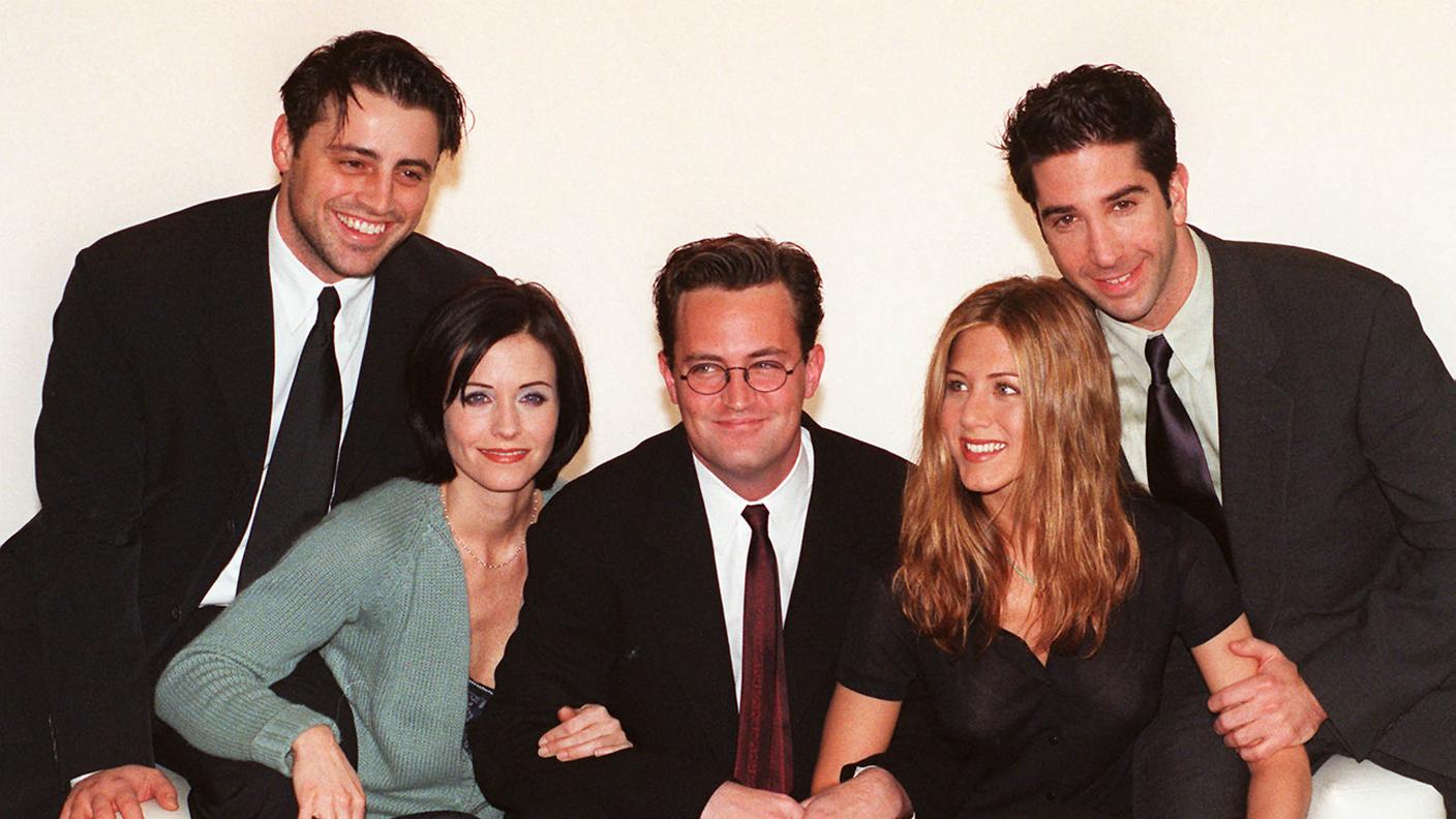 Matthew Perry al centro del cast di Friends (Matt Le Blanc, Courtney Cox, Jennifer Aniston e David Schwimmer. Manca Lisa Kudrow. 25 marzo 1998