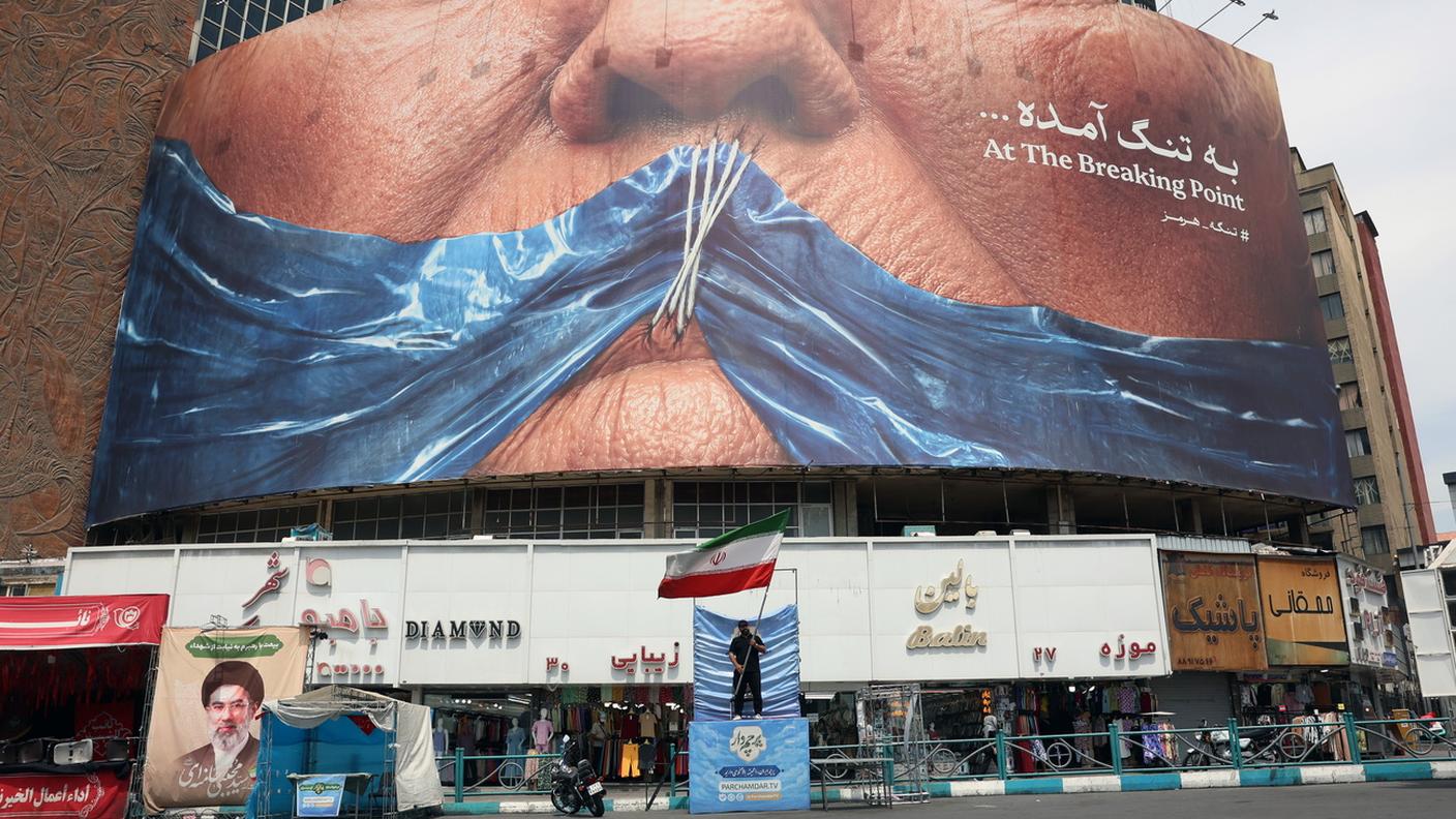 Trump e lo Stretto di Hormuz raffigurati in centro a Teheran