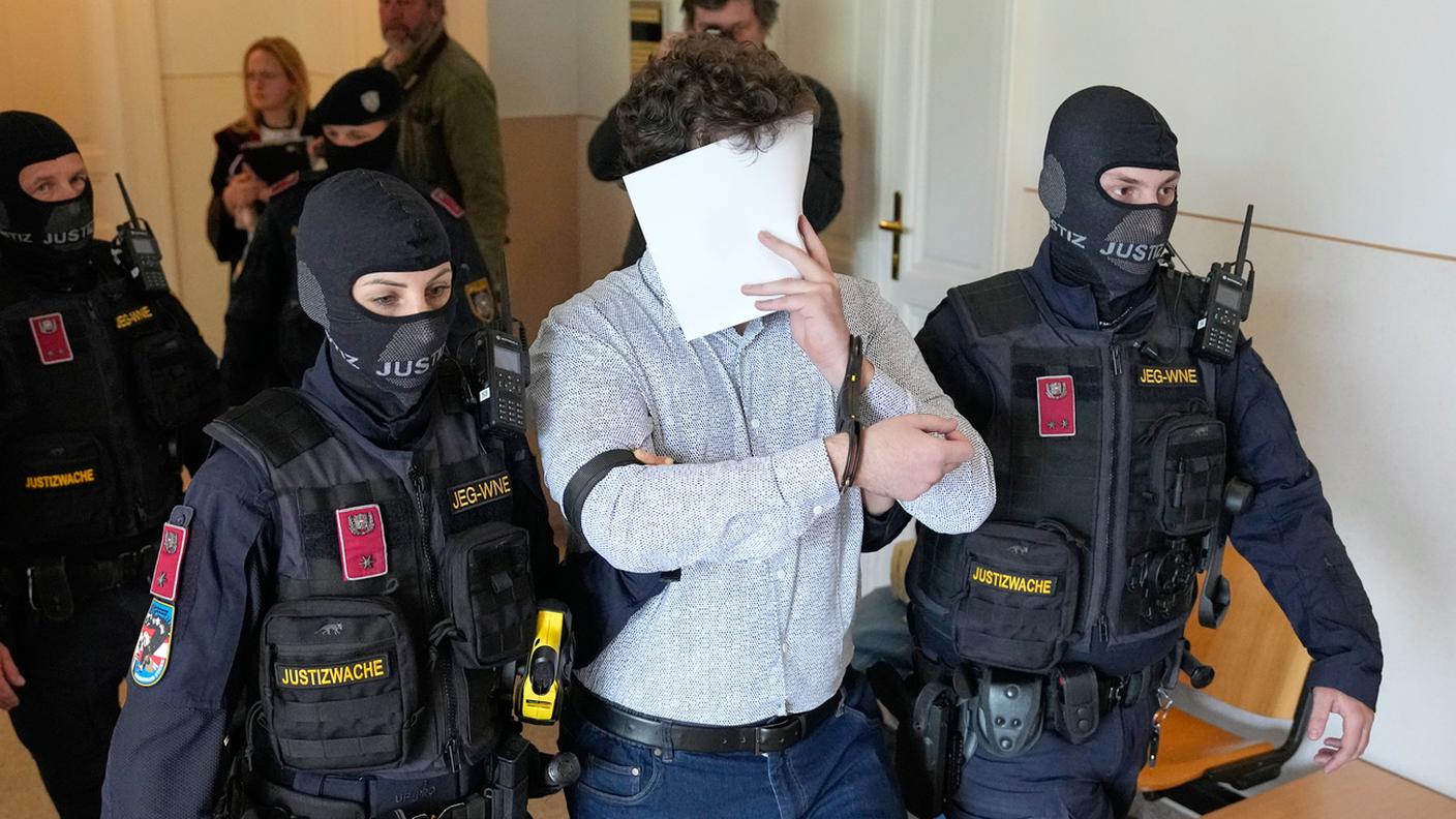 Il giovane accompagnato in aula per una delle udienze del processo