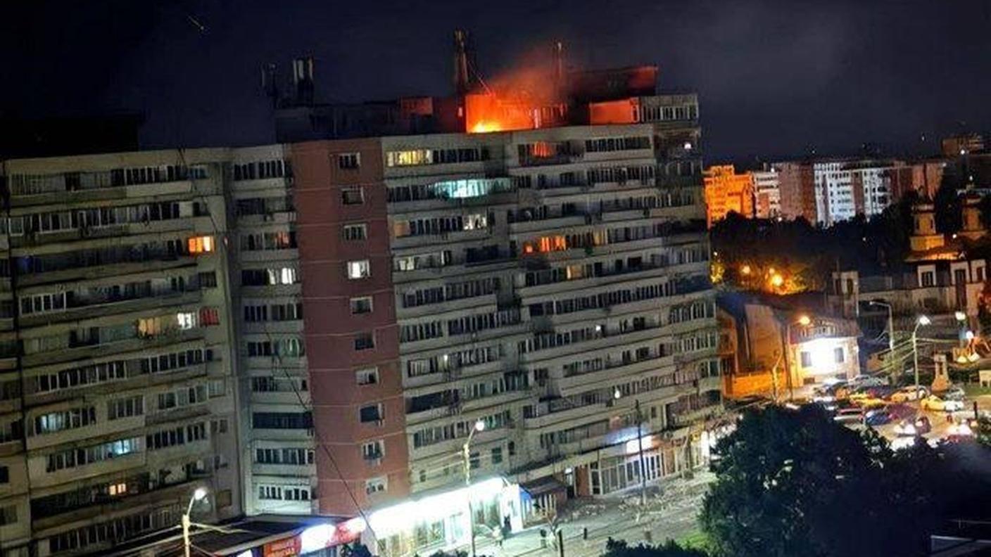 La palazzina abitativa rumena colpita da un drone russo venerdì notte