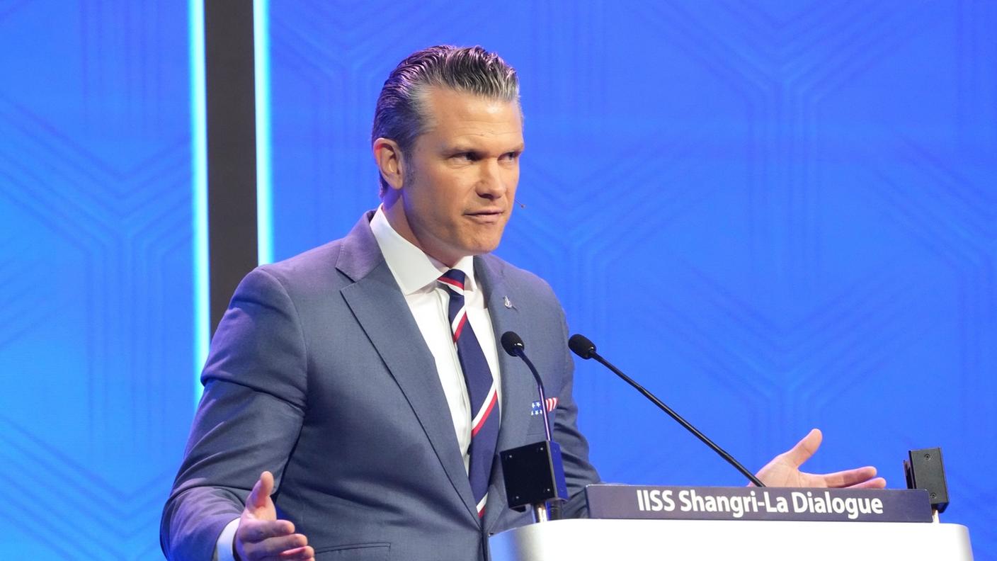 Il Segretario alla Difesa degli Stati Uniti, Pete Hegseth, durante il suo intervento al forum annuale asiatico sulla difesa e la sicurezza