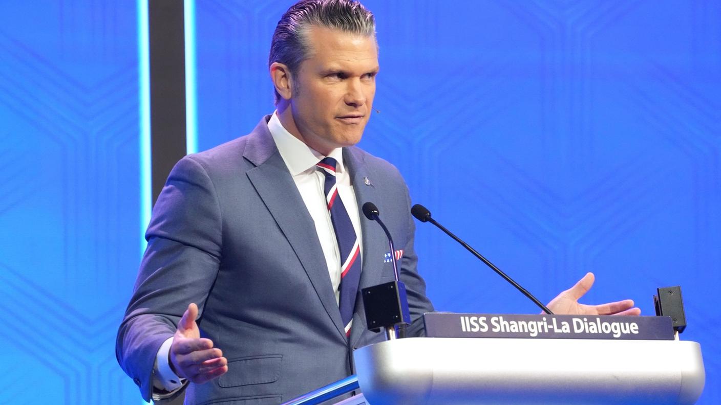 Il Segretario alla Difesa degli Stati Uniti, Pete Hegseth, durante il suo intervento al forum annuale asiatico sulla difesa e la sicurezza
