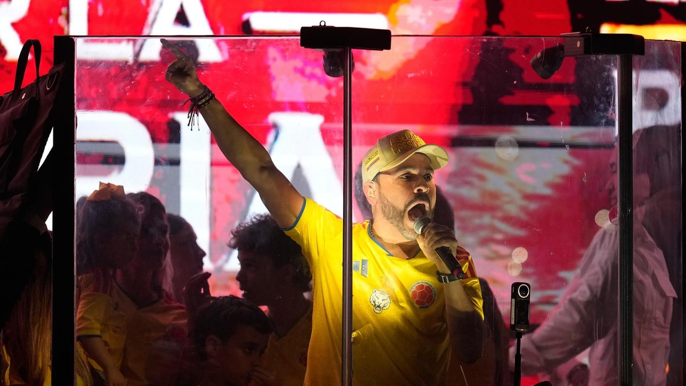 Abelardo de la Espriella parla ai suoi fan a Barranquilla protetto da un vetro anti-proiettili