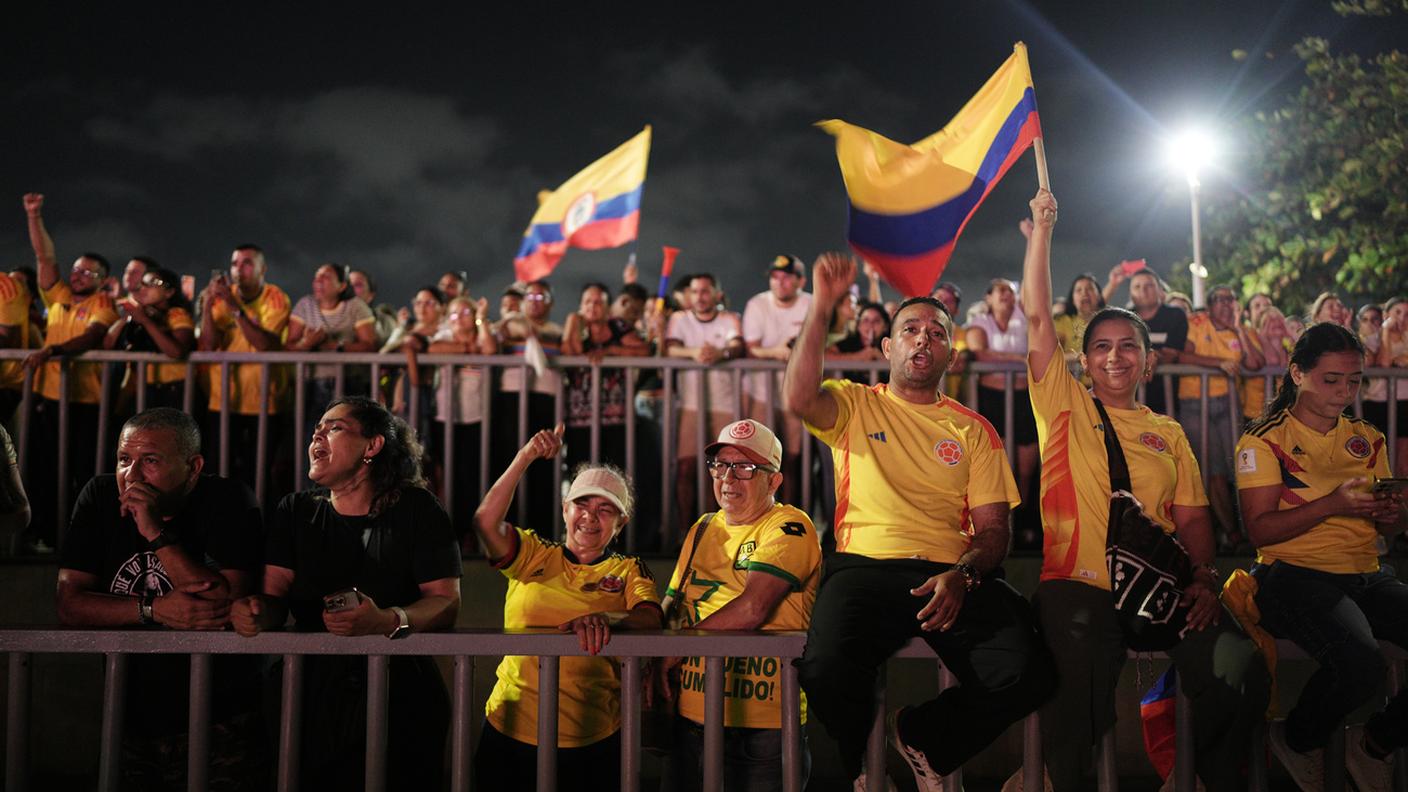 I fan di Abelardo de la Espriella si sono riuniti sul lungomare di Barranquilla, tutti con la maglietta gialla della nazionale, il simbolo si cui si è impossessato de la Espriella, chiamato dai suoi “il Tigre”