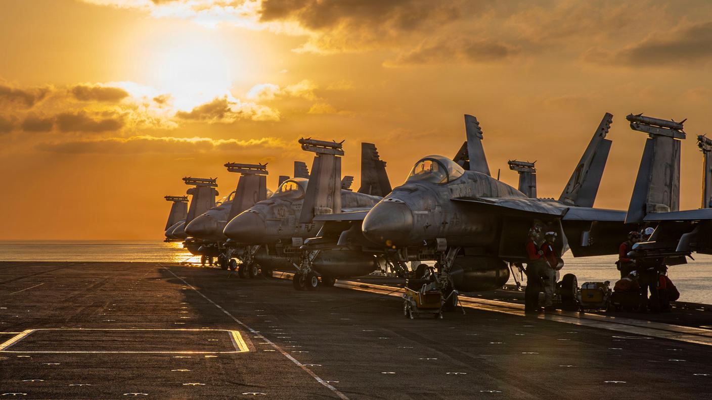 Jet da guerra USA sulla USS Abraham Lincoln