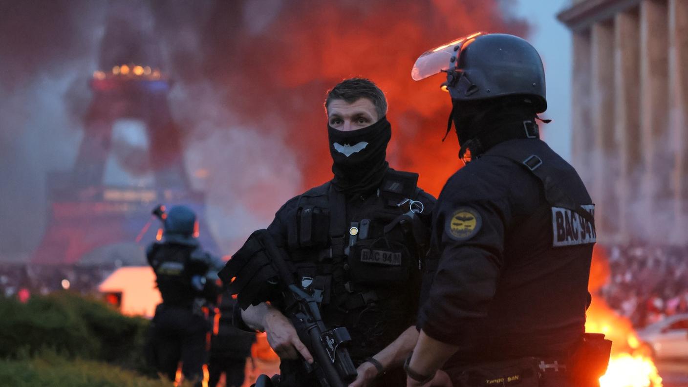 Due agenti ed un'auto in fiamme a Parigi dopo la vittoria del PSG in Champions
