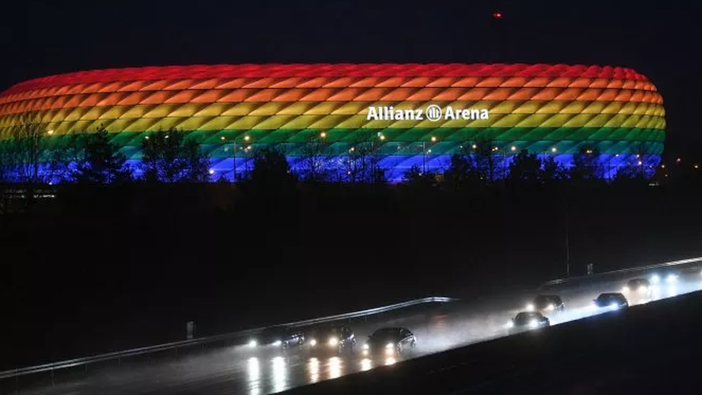Lo stadio di Monaco con i colori dell'arcobaleno
