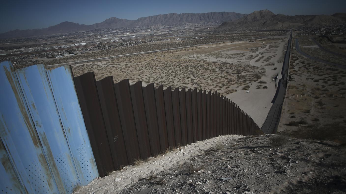 Il controverso muro al confine tra USA e Messico