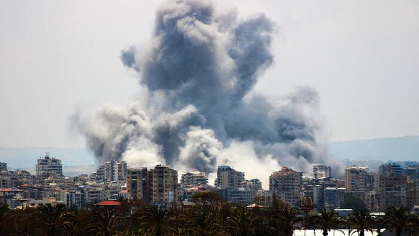 Il fumo sale dai palazzi colpiti a Tiro nel sud del Libano