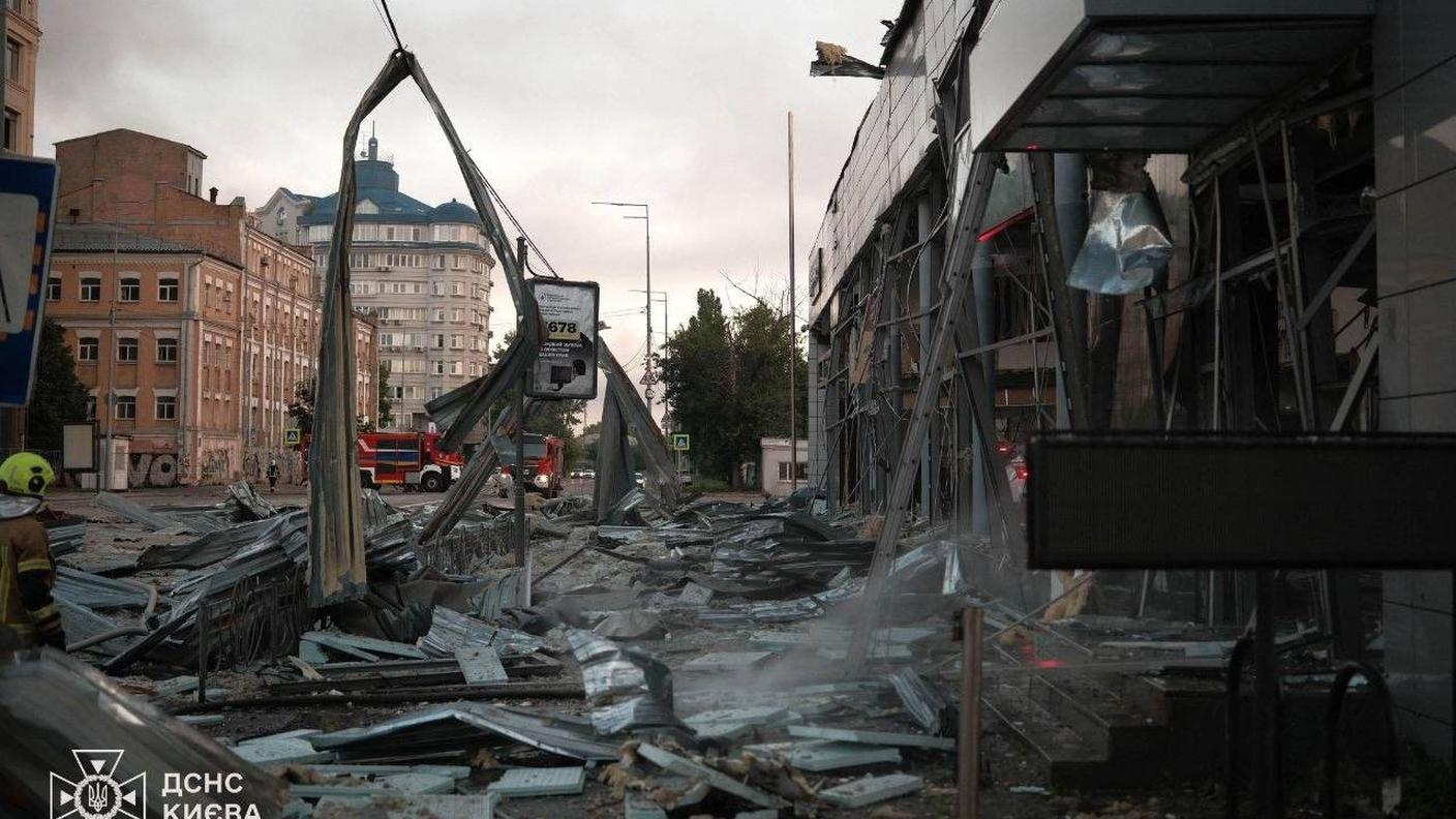 Un quartiere di Kiev distrutto dai bombardamenti dei russi sulle aree abitate da civili martedì