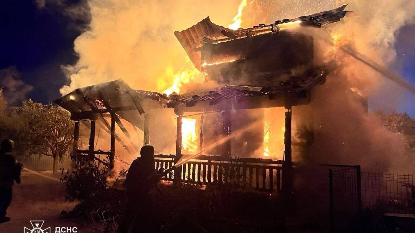 Un'abitazione devastata dai missili lanciati da Mosca sulla capitale ucraina martedì