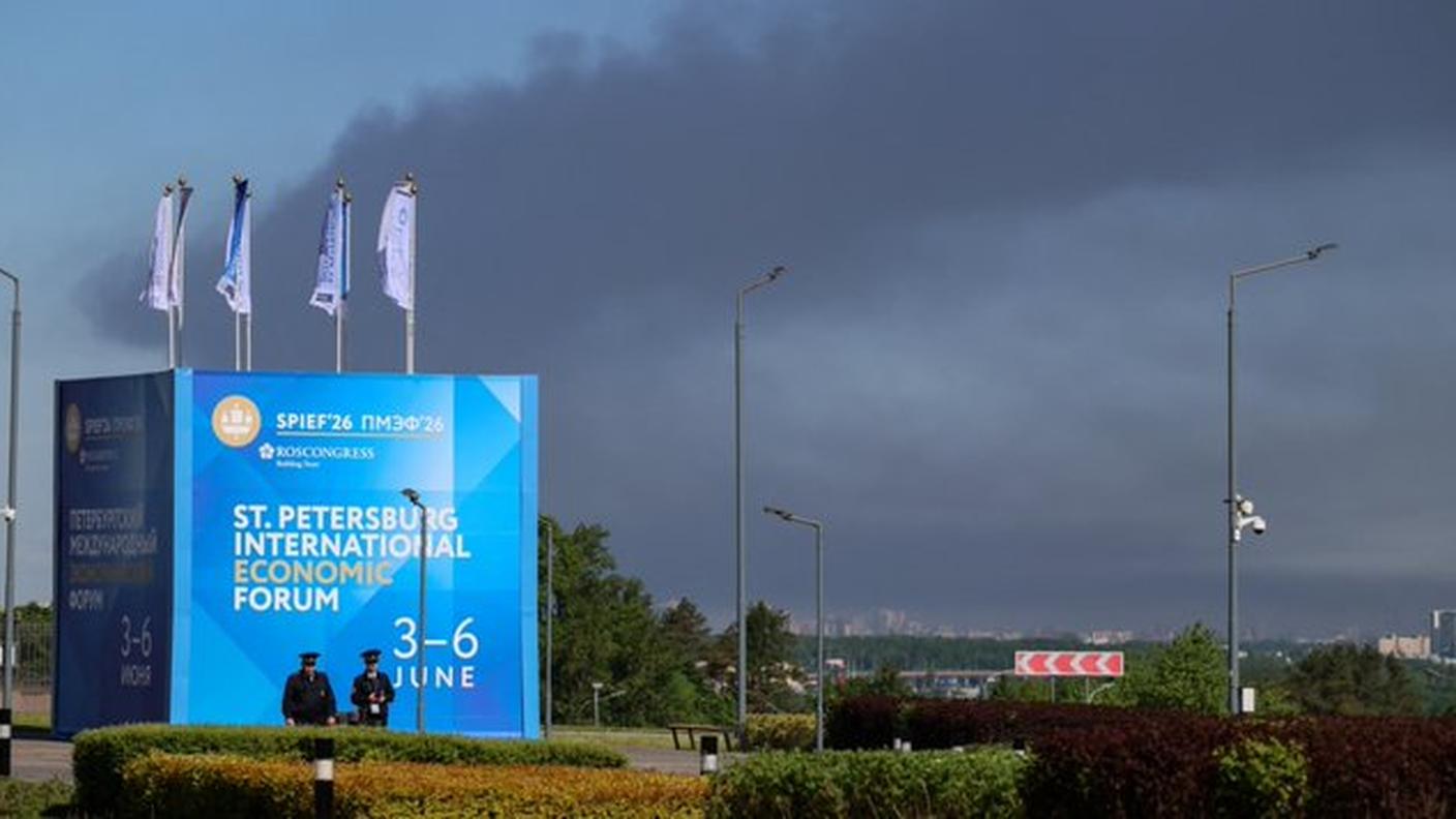 Il gigantesco terminal petrolifero brucia a poca distanza dalla sede del forum economico di San Pietroburgo