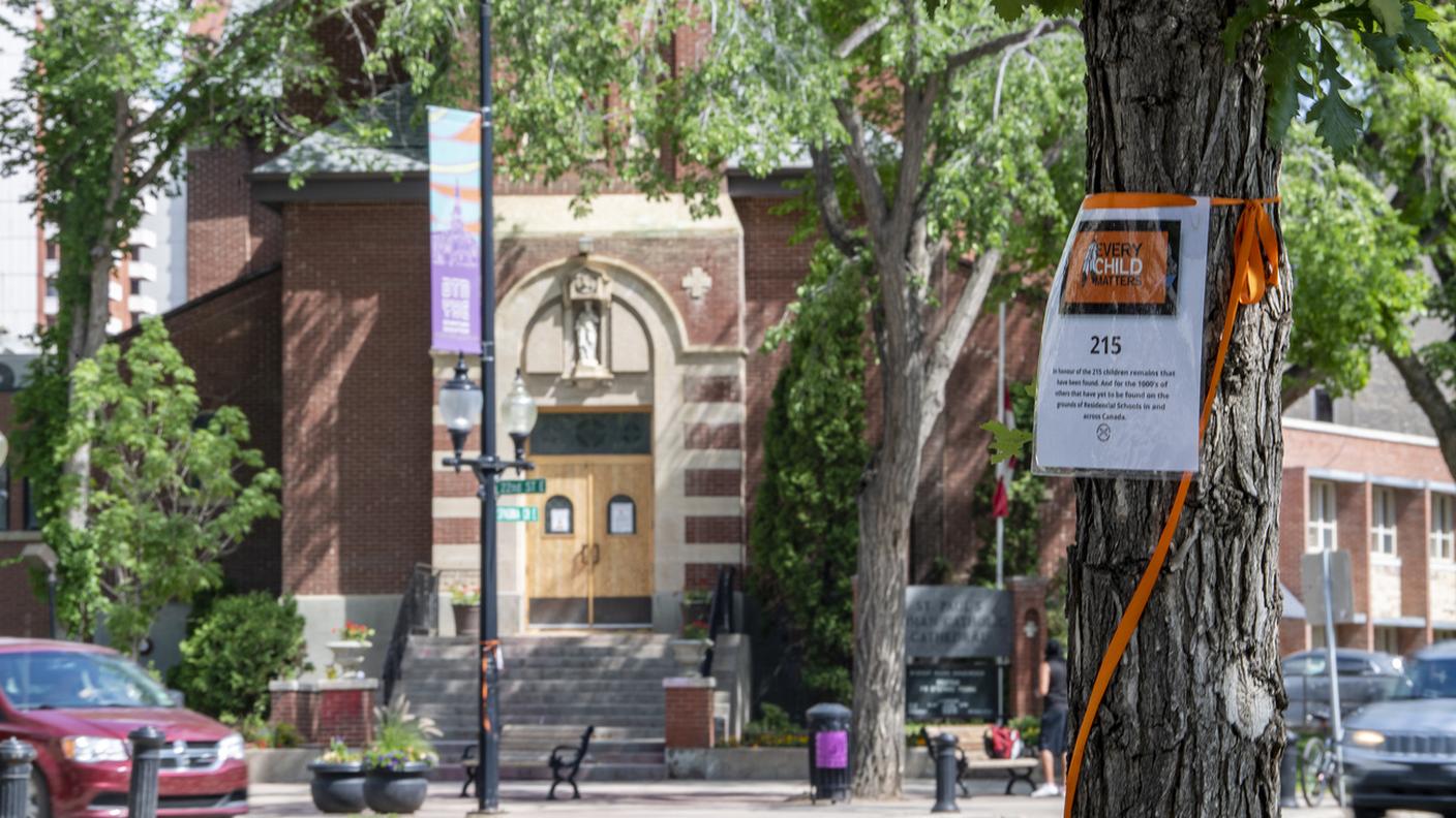 Fuori da St. Paul a Saskatoon un cartello per ricordare i bambini di cui sono state ritrovate le tombe alla Kamloops Indian Residential School