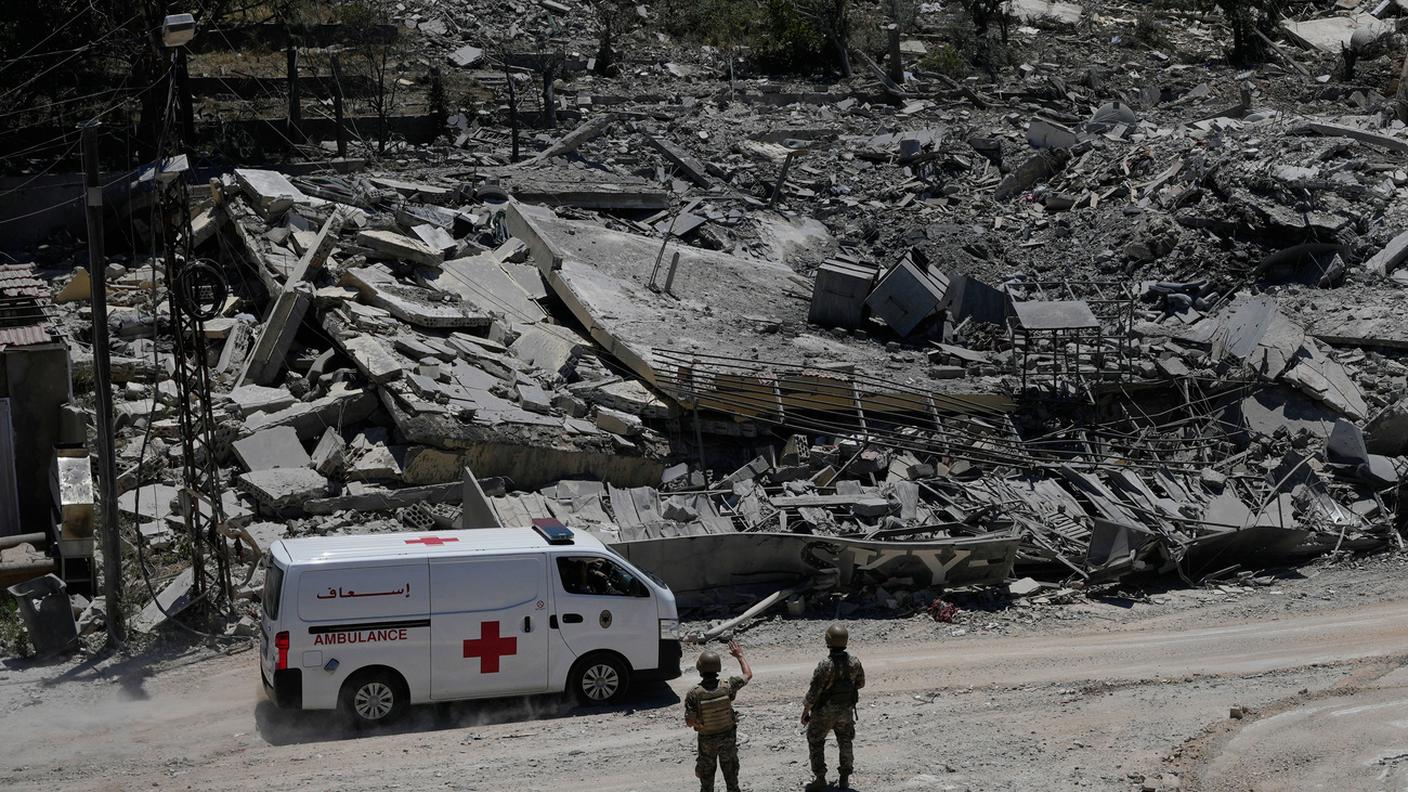 Un'ambulanza e soldati libanesi in un villaggio raso al suolo dall'esercito israeliano
