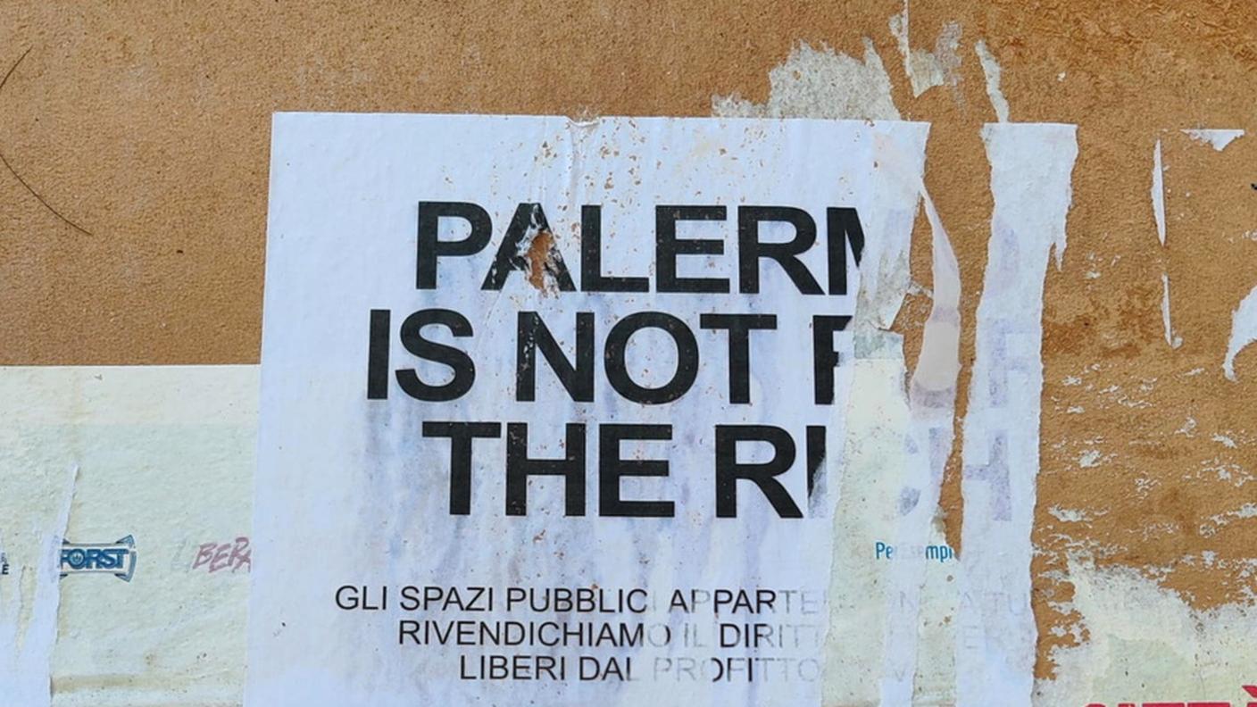 Le proteste sui muri della città siciliana
