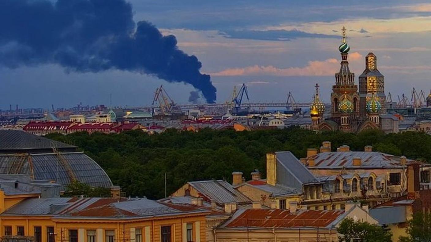 Il fumo che sale dal porto di San Pietroburgo dopo che gli ucraini hanno attaccato la città come era già accaduto mercoledì