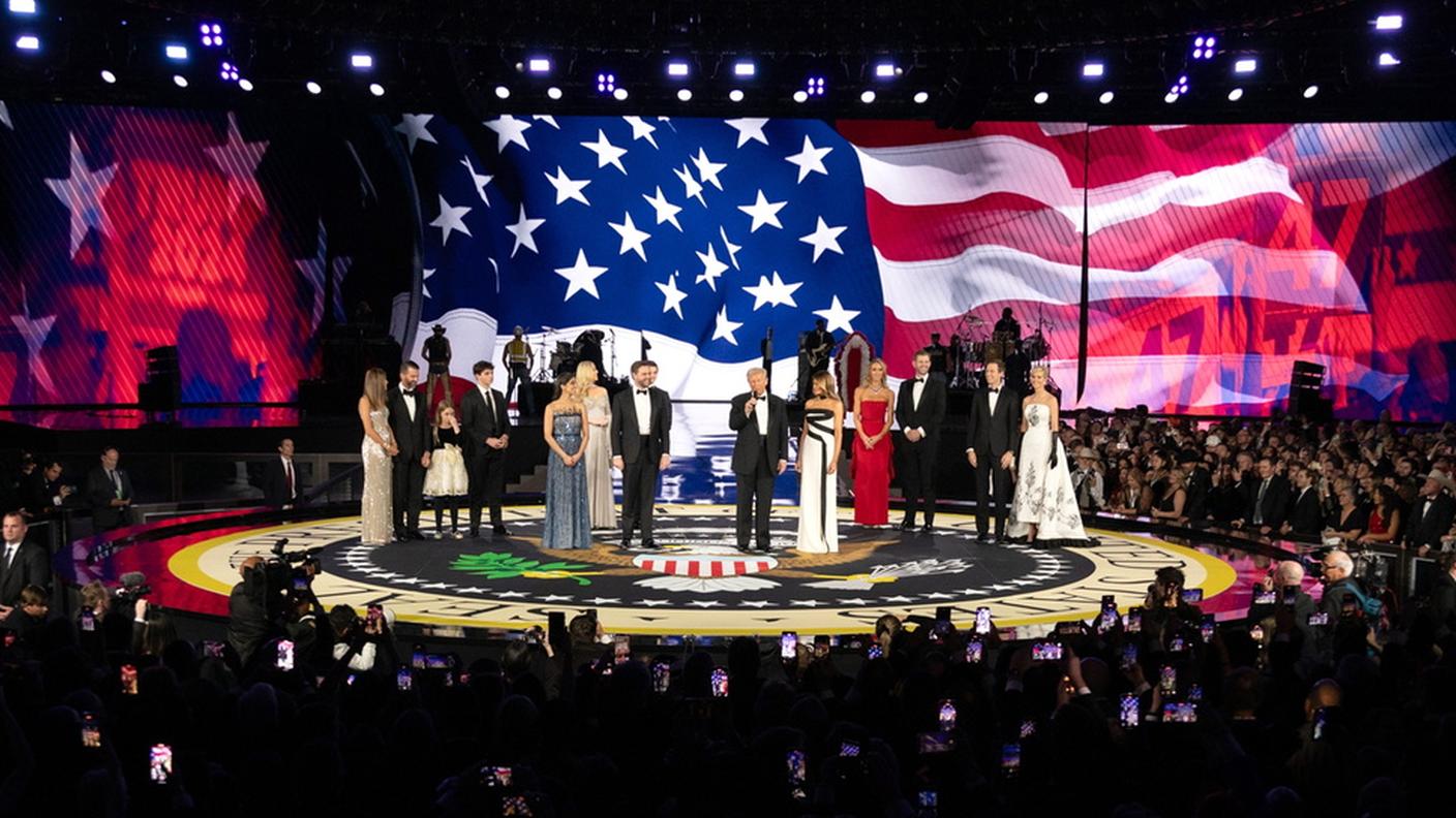 La famiglia Trump con il vice presidente JD Vance e consorte al Liberty Ball, uno degli eventi organizzati per l'elezione nel gennaio 2025