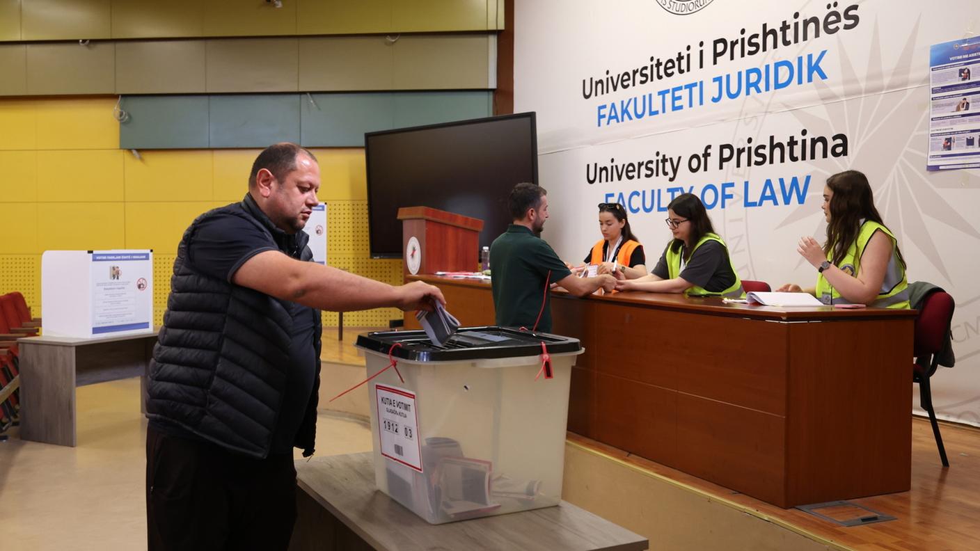 Un seggio elettorale aperto per consentire il voto di domenica in Kosovo