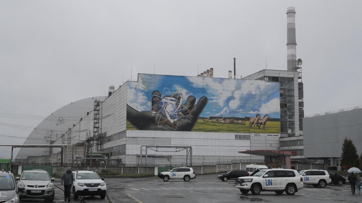 Veicoli degli ispettori dell'AIEA davanti agli edifici principali della centrale atomica ucraina di Chernobyl