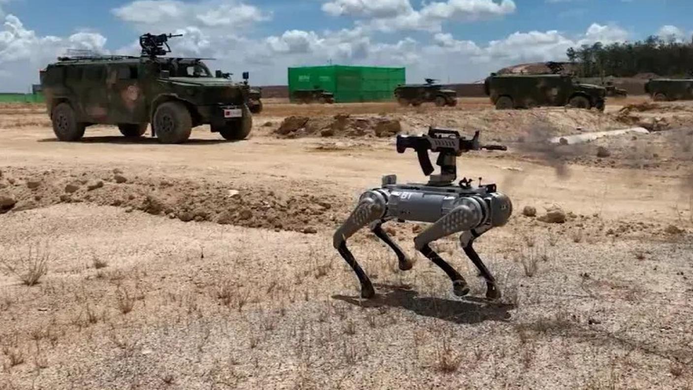 Uno dei robot a quattro zampe armati presentati dall'esercito cinese durante un'esercitazione nel 2024