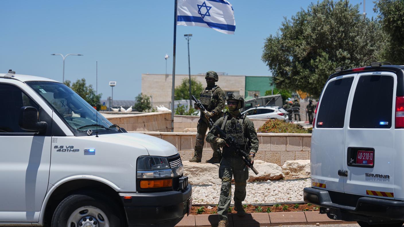 Le forze di sicurezza israeliane intervenute sul luogo della sparatoria avvenuta domenica a Tzur Yitzhak