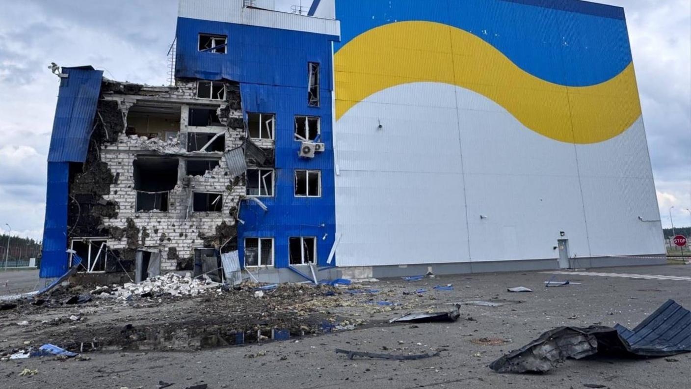 L'edificio danneggiato dai russi che ospita il combustibile esaurito alla centrale atomica di Chernobyl in una foto di Energoatom