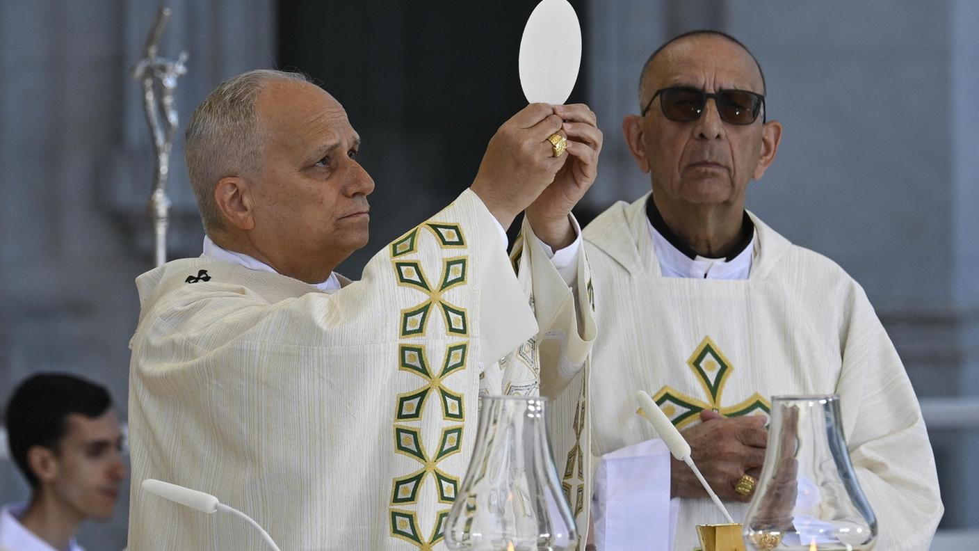 Papa Leone XIV durante la messa di domenica officiata nel centro di Madrid