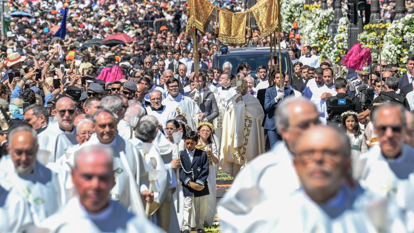 Il Santo Padre mentre cammina tra due ali di una folla immensa a Madrid domenica