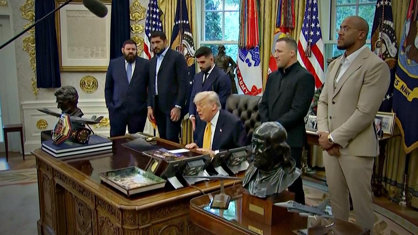 Donald Trump con i lottatori che si sfideranno il 14.6 in occasione della presentazione di maggio