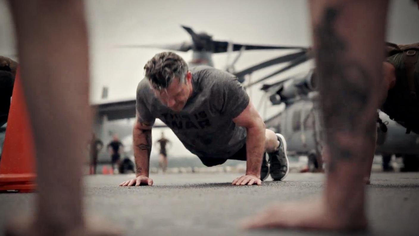 Pete Hegseth, segretario alla Difesa mentre si allena con i marines
