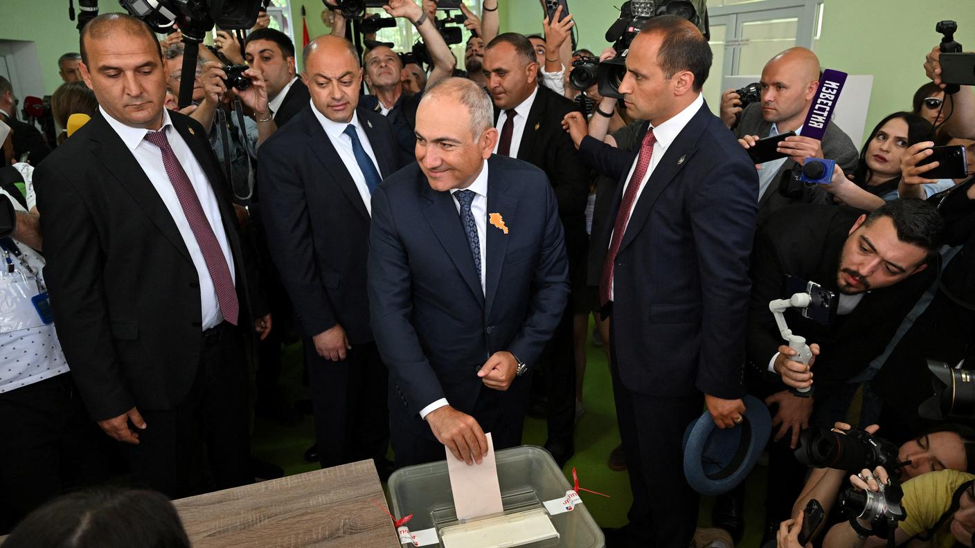 2026-06-07T065737Z_956432397_RC2UOLACLSDM_RTRMADP_3_ARMENIA-ELECTION.JPG