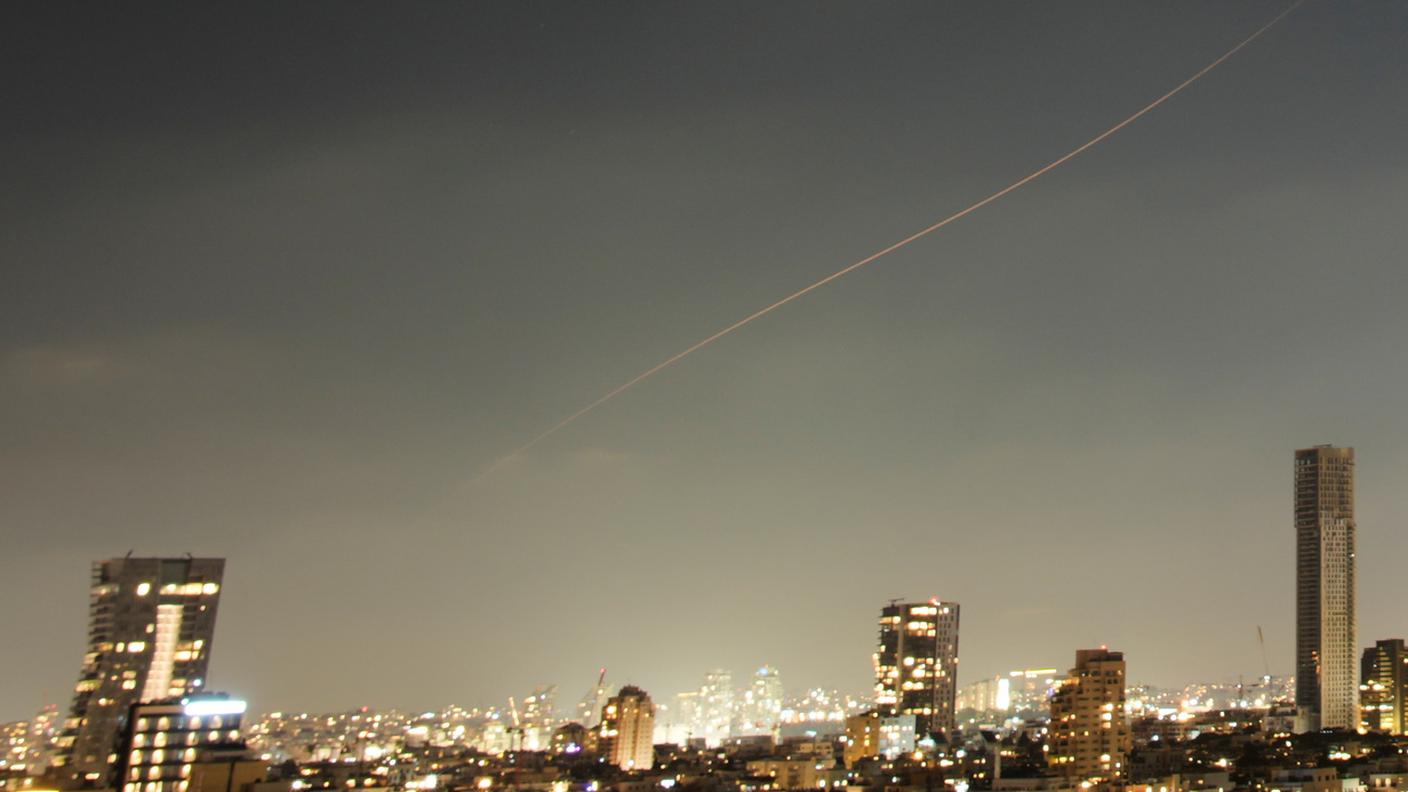 La scia di un razzo contro Israele, stanotte, durante un attacco missilistico iraniano