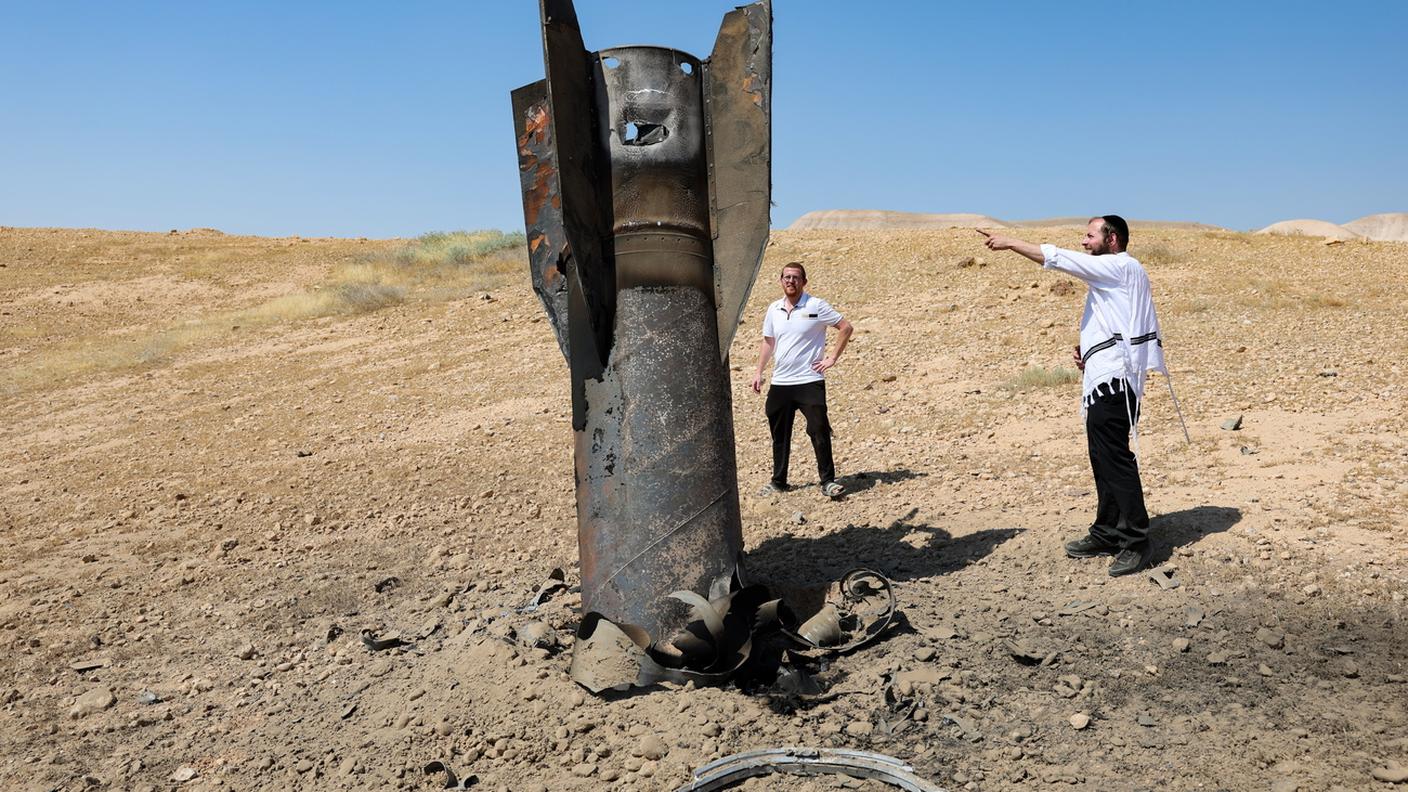 I resti di un missile iraniano caduto nelle ultime ore in un campo nella valle del Giordano